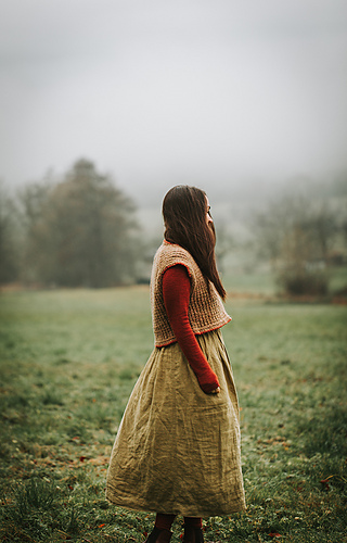 Hey Mama Wolf Beara Farbnummer: 102 mit einem zweiten Faden BC Babyalpaka in der Farbe Khaki. Umrandung Hey Mama Wolf Ylva Farbnummer: 1202