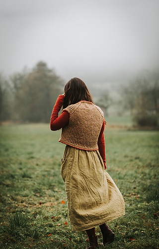 Hey Mama Wolf Beara Farbnummer: 102 mit einem zweiten Faden BC Babyalpaka in der Farbe Khaki. Umrandung Hey Mama Wolf Ylva Farbnummer: 1202