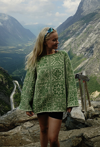 Blomsterkaos Genser - KnitByCelina