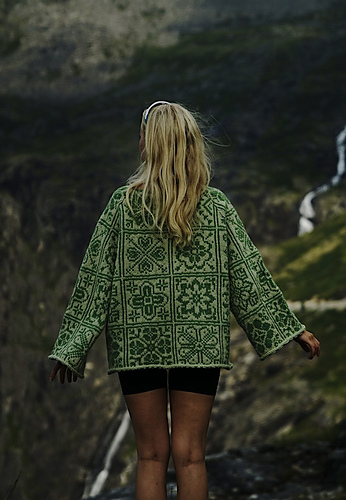 Blomsterkaos Genser - KnitByCelina