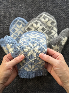 Worsted weight yarn for a softer fabric and more drape.