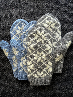 Grey: aran weight. Blue: worsted weight.