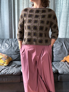 Front view. Size 2a: 42" / 106.5 cm finished circumference. Worn with 2" / 5 cm positive ease.