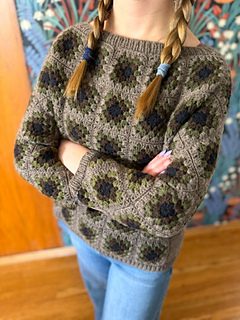 3/4 view. Size 2a: 42"/ 106.5 cm finished circumference. Worn with about 12" / 30.5 cm positive ease.