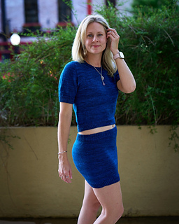 Size 5 on 28"/70 cm waist, 35.5"/89 cm high hip & 41.5"/104 cm hip circumference. Same note as above for the green skirt size.