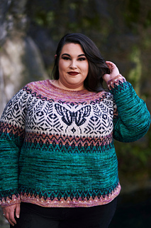 For this sample, Amber is wearing a size 9 on a 57 in./145 cm bust.