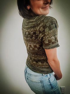 Kasey is wearing a size 2