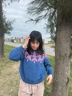 Andrea is wearing a size 5 sweater. This is an oversized fit