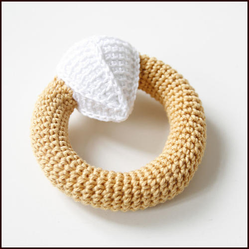 Ravelry Diamond ring rattle pattern by Elise Vesterhus