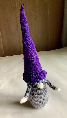 Clue 4
Gnewt thinks I knit her a hat.