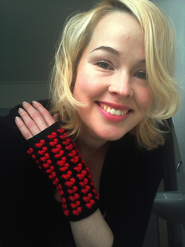 Queen of hearts crocheted fingerless gloves photo 4