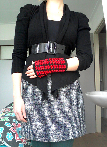Queen of hearts crocheted fingerless gloves photo 5