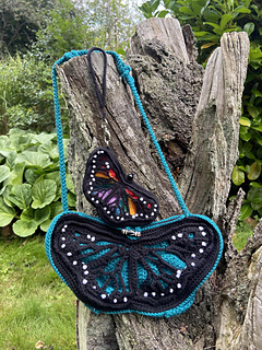 Photo from tester Miriam @MamasiCrochet (IG)
Yarn: LindeHobby cotton 8/8
As estimated
Hook: 4 mm
Bag size: 27 x 15 x 4 cm (10.6 x 5.9 x 1.6 in)