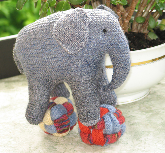 Ravelry LanArta's Elephant with Balls Balancierender Elefant