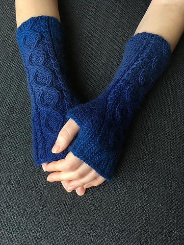 Fingerless Cable Mitts photo 2