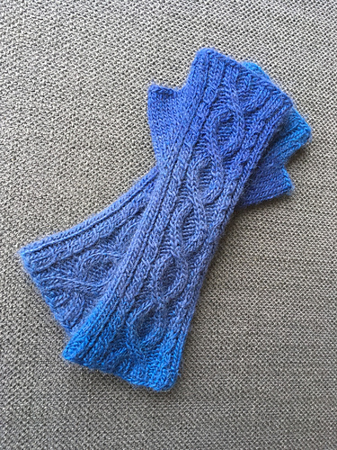 Fingerless Cable Mitts photo 3