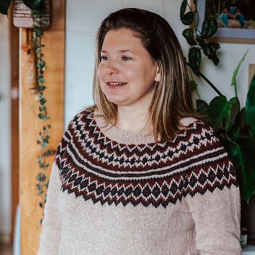 Ravelry: Nikki pattern by Nadia Crétin-Léchenne