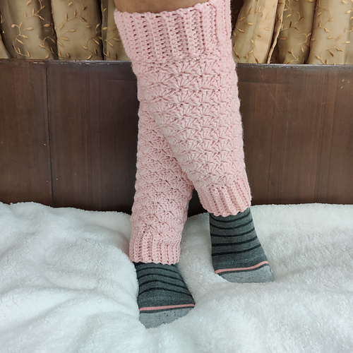 Ravelry Shell Leg Warmers pattern by Aki Daga