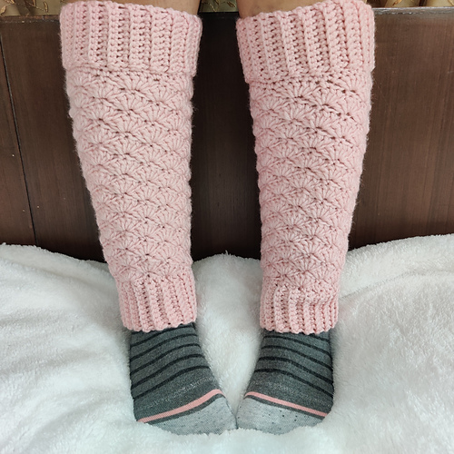Ravelry Shell Leg Warmers pattern by Aki Daga