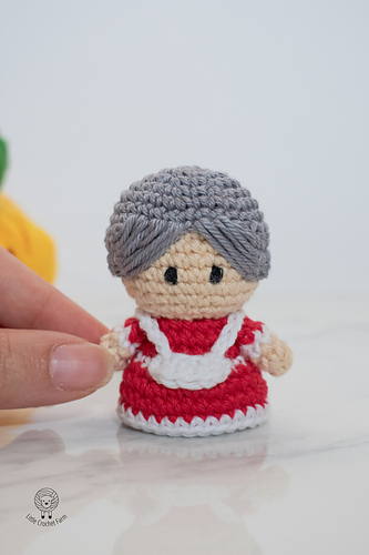 Ravelry: Mini Mrs. Claus pattern by Ana Carolina Figueiredo