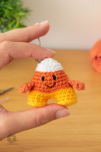 ぐるぐる　チャーム　ハンドメイド　569 Ravelry: Candy Corn Keychain pattern by Ana Carolina Figueiredo