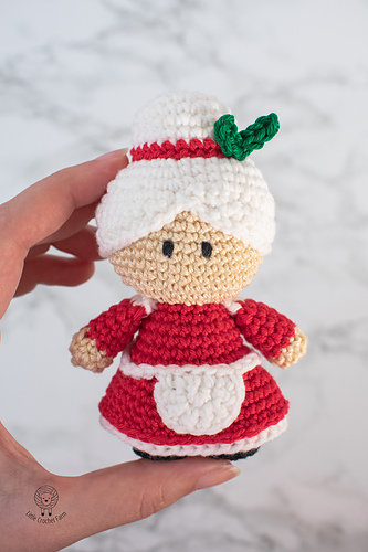 Ravelry: Mrs. Claus amigurumi pattern by Ana Carolina Figueiredo