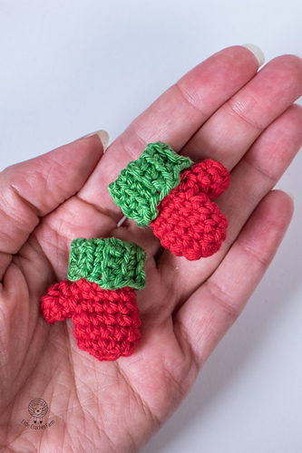 Ravelry: Mini Mittens ornament pattern by Ana Carolina Figueiredo
