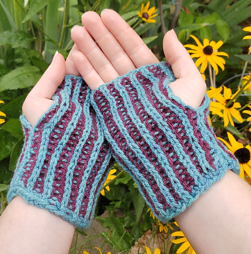 Ravelry: Two Color Rib Brioche Mitts pattern by Allyson S
