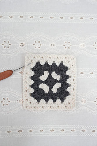 Crochet Svart og Hvit Granny Square - Loopara Crochet