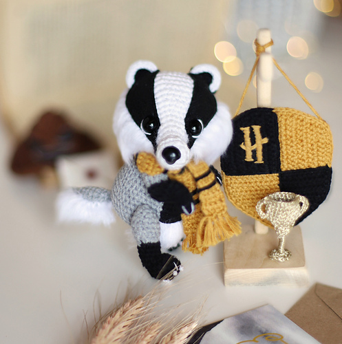 Ravelry: Badger Hufflepuff mascot pattern by Angelina Taranina