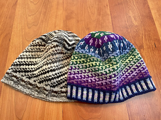 Playing with the spiral sequence by turning the knit purl pattern into stranded color work. I am amazed how adding just one stitch to the circumference can change the pattern so dramatically.