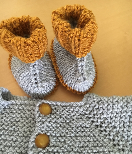 Ravelry LouDoubleKnitter's Baby Booties Hug Grey