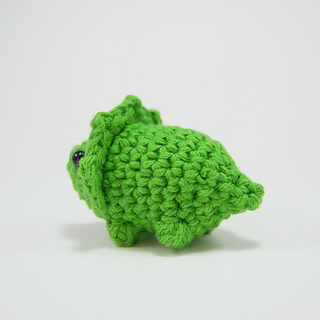 Peaches The Triceratops amigurumi pattern 