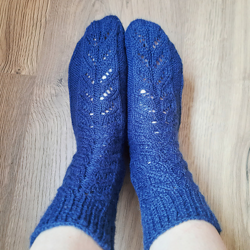 Simple Cascading Leaves Socks