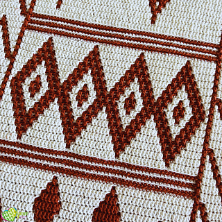 Mosaic Wheatear Tablerunner crocheted by Ingrid Meijer