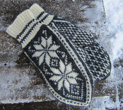 Tradisjonelle norske selbuvotter med klassisk rosemønster