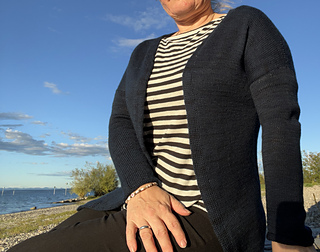 Manous Version with fitted sleeves according hint given in pattern