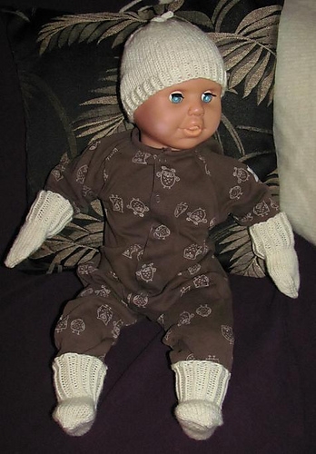 Newborn in snow white photo 2