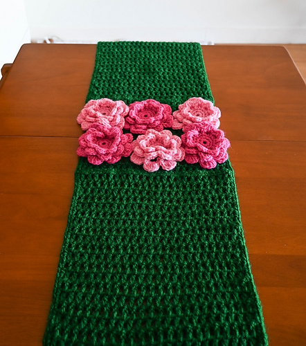 Rose Garden Table Runner with Centerpiece photo 2