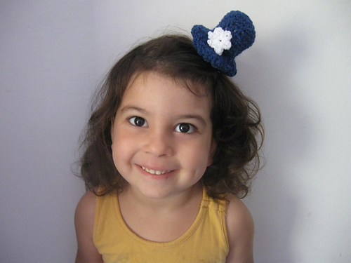 Tiny Hat barrette photo 1