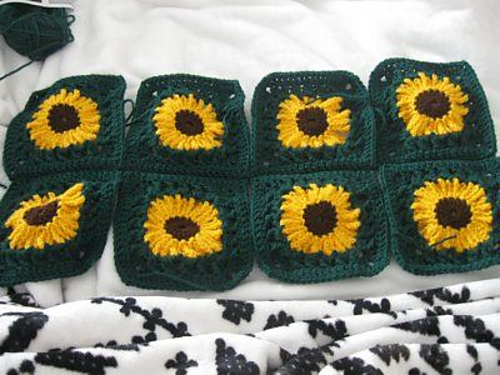 Sunflower Granny Square photo 3