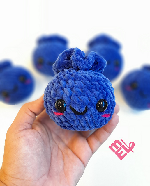 ravelry-no-sew-blueberry-pattern-by-maleyny-dessi