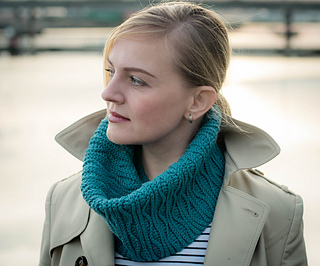 Ravelry: La Mar Cowl pattern by Yuliya Tkacheva