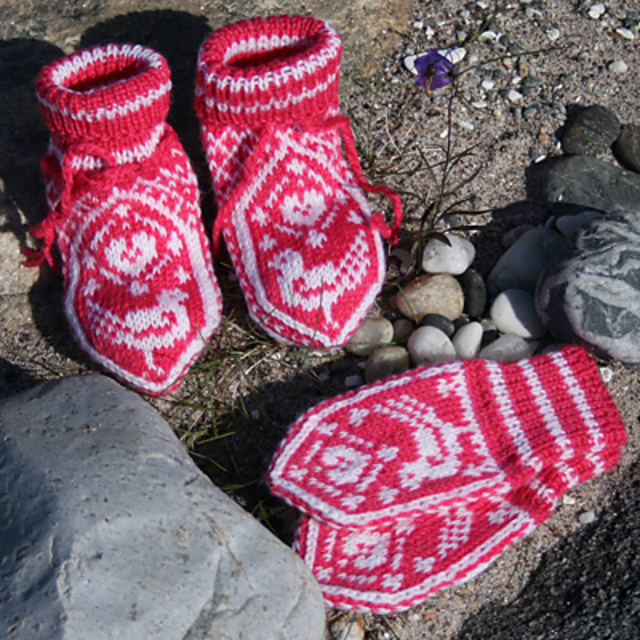 Ravelry "Liten fuggel" baby mittens and socks pattern by Jorid Linvik