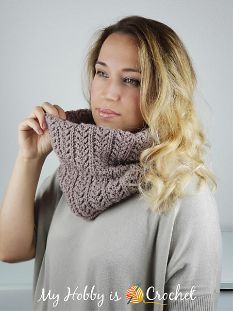 Ravelry: Chic Aran Cowl pattern by 