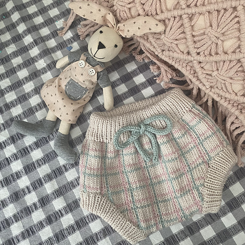 Ravelry Tartan Baby Bloomers pattern by Sandra Magalhães