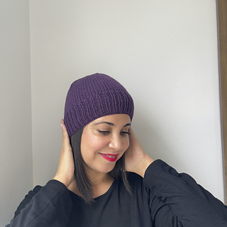 Versión ajustada del Gorro Constelación en color morado, un calce cómodo y clásico.