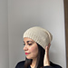 Versión slouchy del Gorro Constelación en color blanco, con caída relajada y moderna.