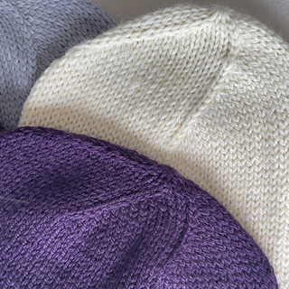 Variaciones del Gorro Constelación: ajustado o slouchy, en tonos neutros y vibrantes.