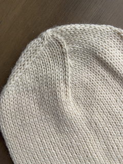 Vista Superior del Gorro Constelación con cierre en espiral, prolijo y decorativo.